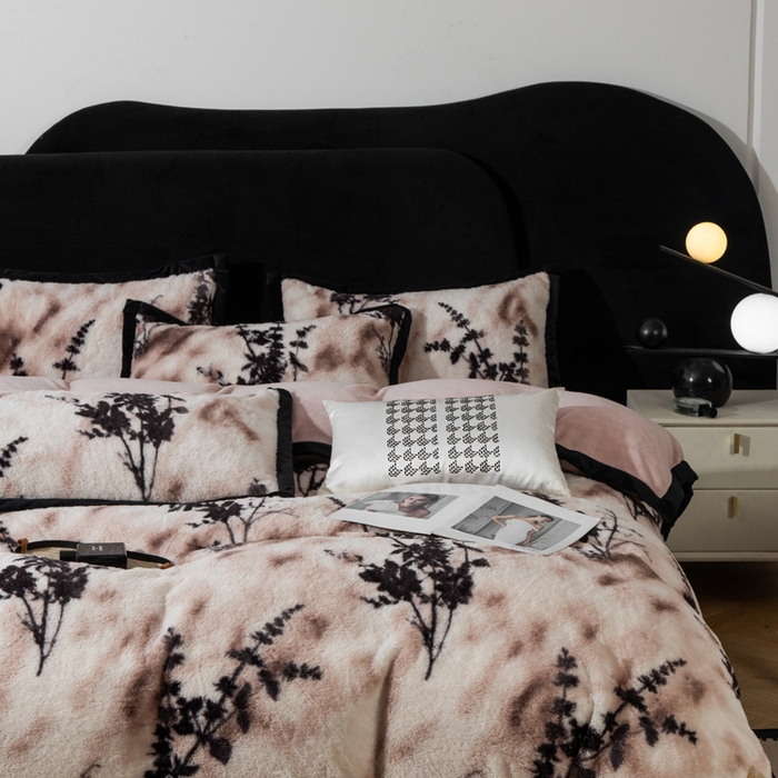 91家纺网 家纺一手货源 找家纺 库里梦家纺 2025网红直播热款10公分包边兔毛牛奶绒印花四件套-包边款 诛仙草-粉-包边款