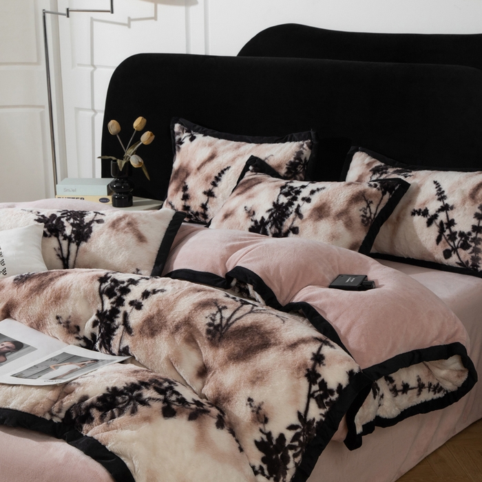 91家纺网 家纺一手货源 找家纺 库里梦家纺 2025网红直播热款10公分包边兔毛牛奶绒印花四件套-包边款 诛仙草-粉-包边款