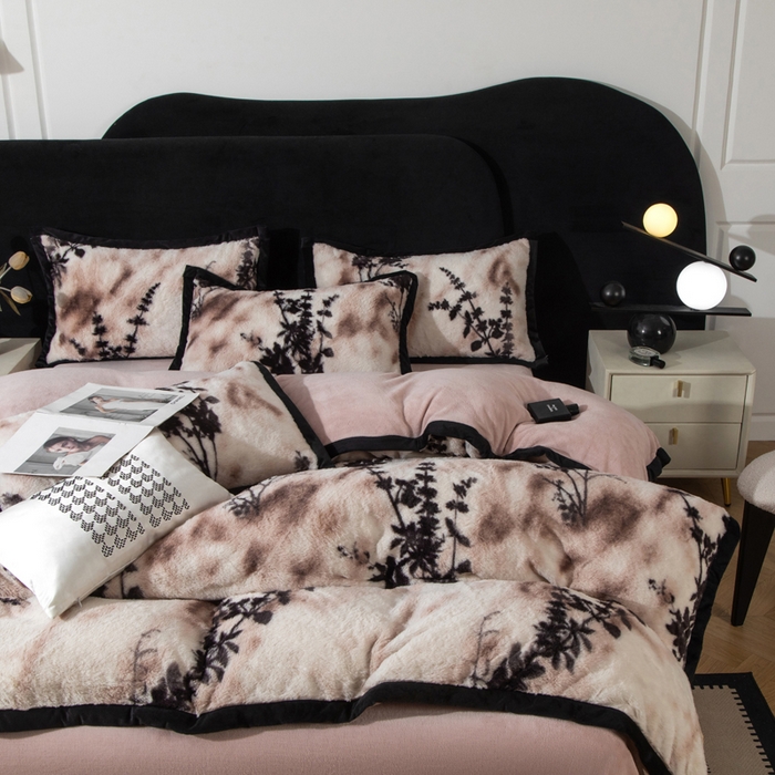 91家纺网 家纺一手货源 找家纺 库里梦家纺 2025网红直播热款10公分包边兔毛牛奶绒印花四件套-包边款 诛仙草-粉-包边款