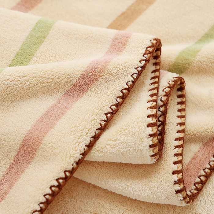 91家纺网 家纺一手货源 找家纺 朴尔家纺-毛巾被 2025新款毛巾绣勾边AB版珊瑚绒速吸速干毛巾浴巾 背带熊-咖浴巾 70x140cm浴巾