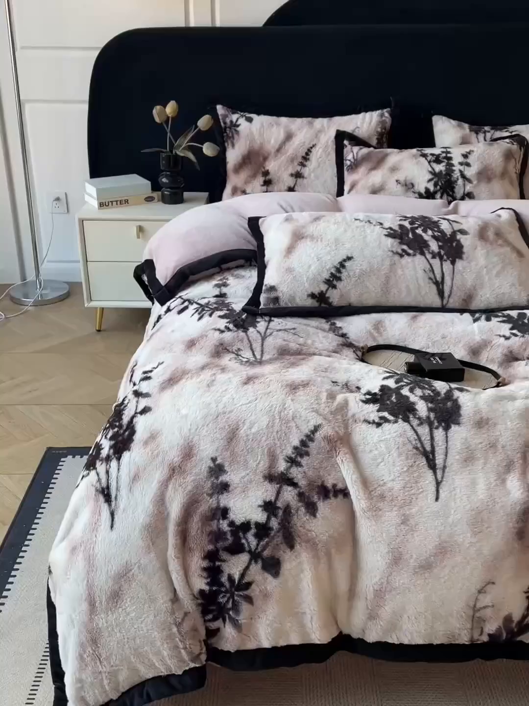 91家纺网 家纺一手货源 找家纺 库里梦家纺 2025网红直播热款10公分包边兔毛牛奶绒印花四件套-包边款 诛仙草-粉-包边款