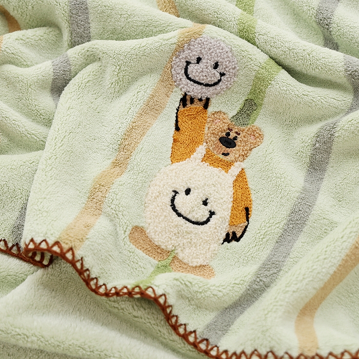 91家纺网 家纺一手货源 找家纺 朴尔家纺-毛巾被 2025新款毛巾绣勾边AB版珊瑚绒速吸速干毛巾浴巾 背带熊-绿浴巾 70x140cm浴巾