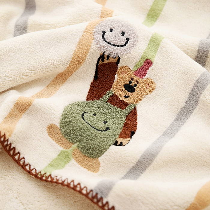 91家纺网 家纺一手货源 找家纺 朴尔家纺-毛巾被 2025新款毛巾绣勾边AB版珊瑚绒速吸速干毛巾浴巾 背带熊-米白浴巾 70x140cm浴巾