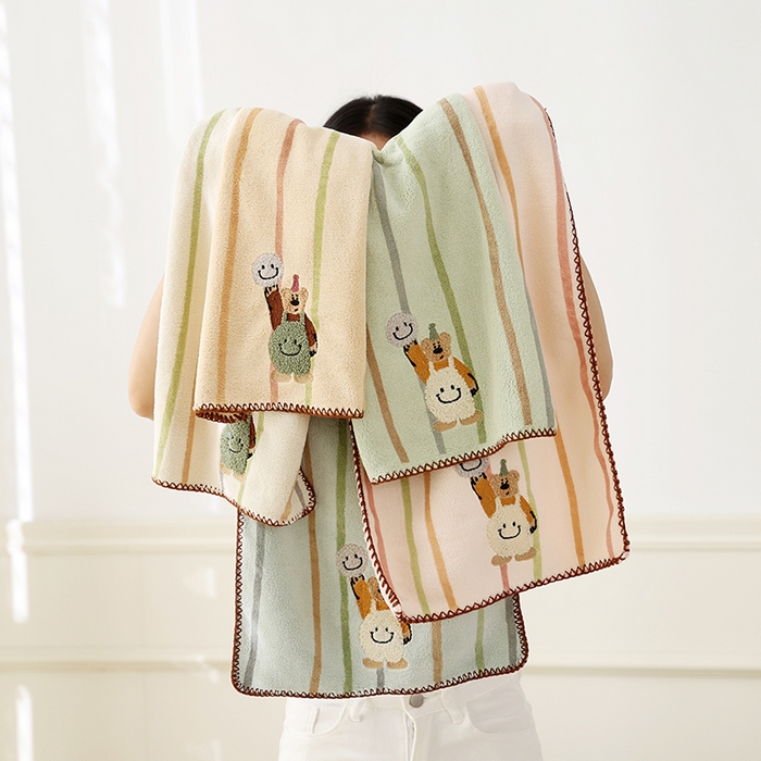 91家纺网 家纺一手货源 找家纺 朴尔家纺-毛巾被 2025新款毛巾绣勾边AB版珊瑚绒速吸速干毛巾浴巾 组合图仅供展示不可下单 70x140cm浴巾