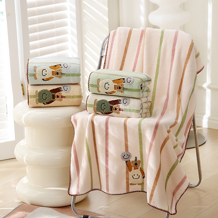 91家纺网 家纺一手货源 找家纺 朴尔家纺-毛巾被 2025新款毛巾绣勾边AB版珊瑚绒速吸速干毛巾浴巾 组合图仅供展示不可下单 70x140cm浴巾