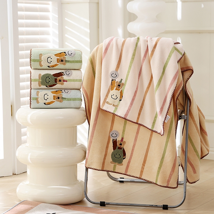 91家纺网 家纺一手货源 找家纺 朴尔家纺-毛巾被 2025新款毛巾绣勾边AB版珊瑚绒速吸速干毛巾浴巾 组合图仅供展示不可下单 70x140cm浴巾