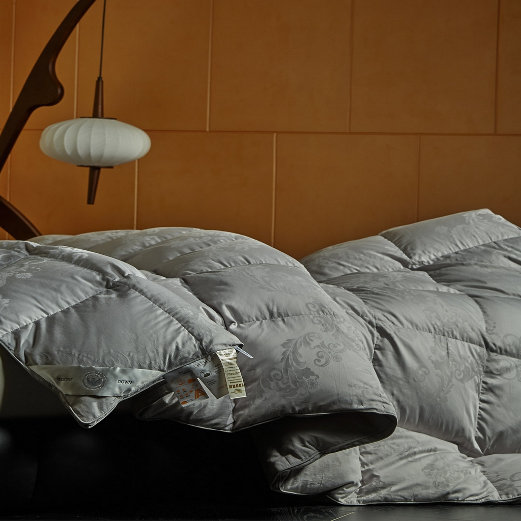 91家纺网 家纺一手货源 找家纺 暖羽屋羽绒馆 2025新款带质检报告 95白鹅绒60s提花纯棉羽绒被子 双层加厚冬被 F雅馨 灰色