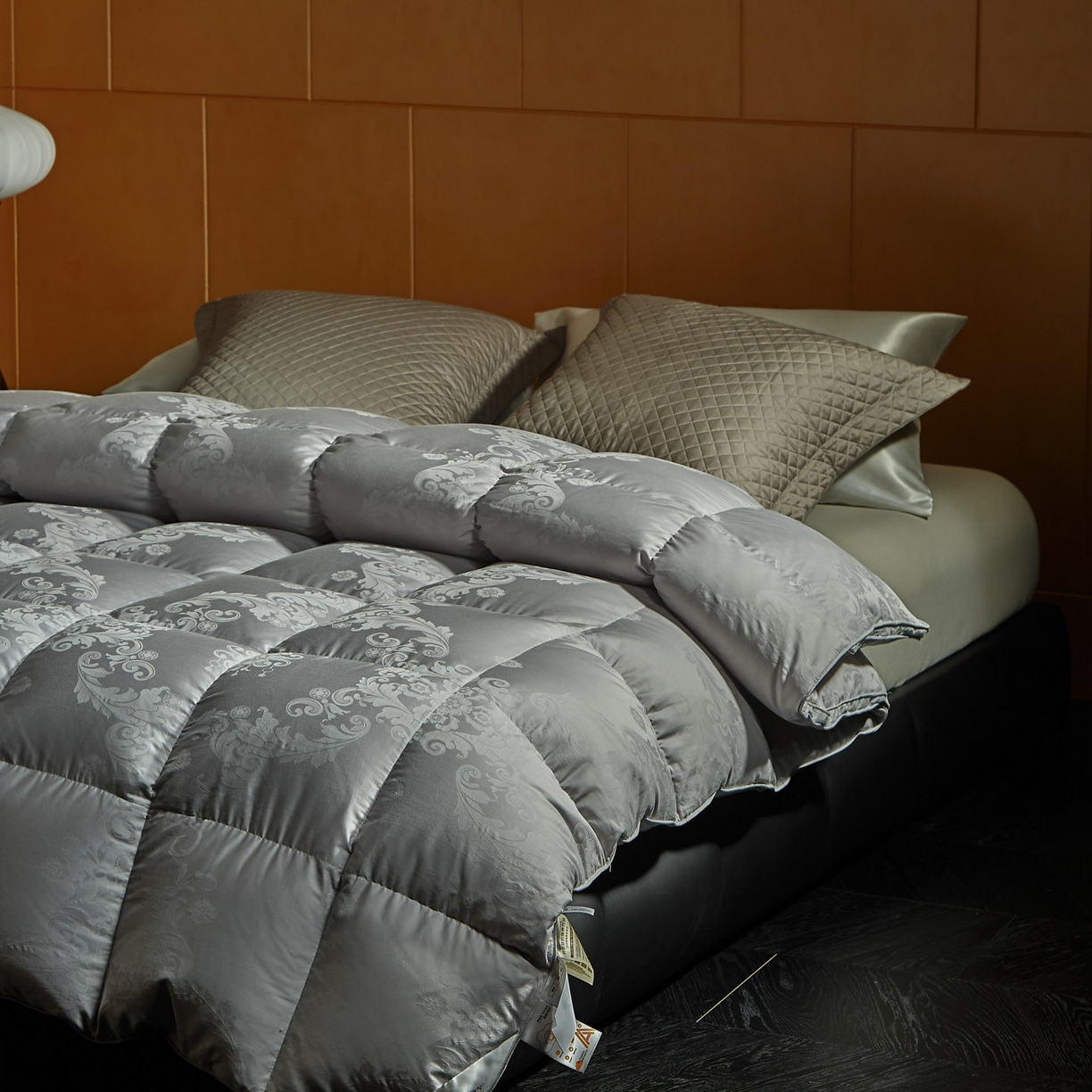 91家纺网 家纺一手货源 找家纺 暖羽屋羽绒馆 2025新款带质检报告 95白鹅绒60s提花纯棉羽绒被子 双层加厚冬被 F雅馨 灰色