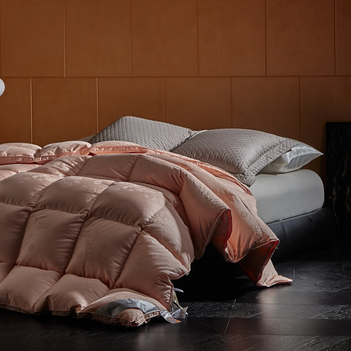 91家纺网 家纺一手货源 找家纺 暖羽屋羽绒馆 2025新款带质检报告 95白鹅绒60s提花纯棉羽绒被子 双层加厚冬被 F雅馨 玉色