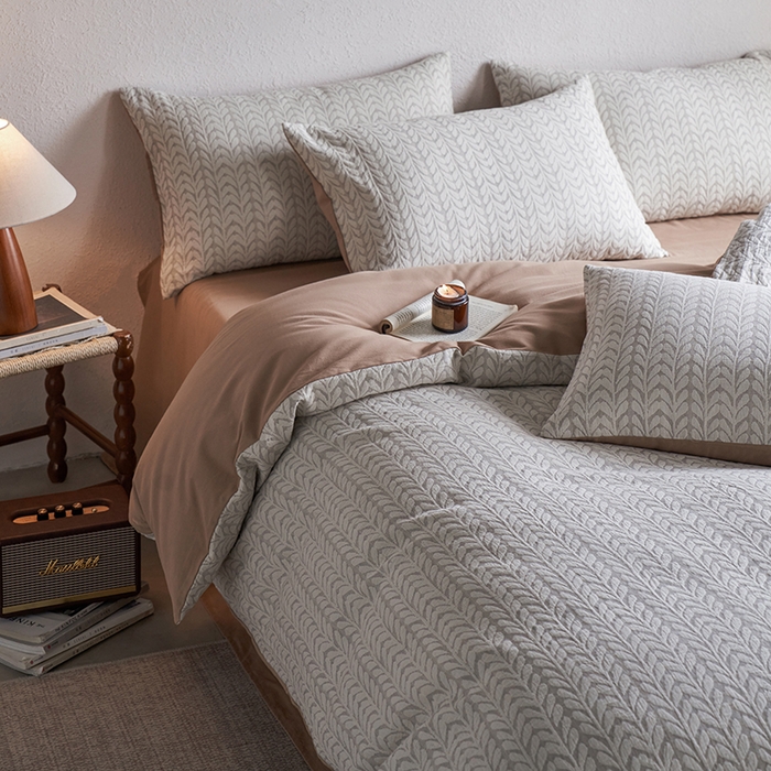 91家纺网 家纺一手货源 找家纺 千朵森 2025新款全棉纯棉色织提花磨毛四件套-秋思 秋思—织眠灰