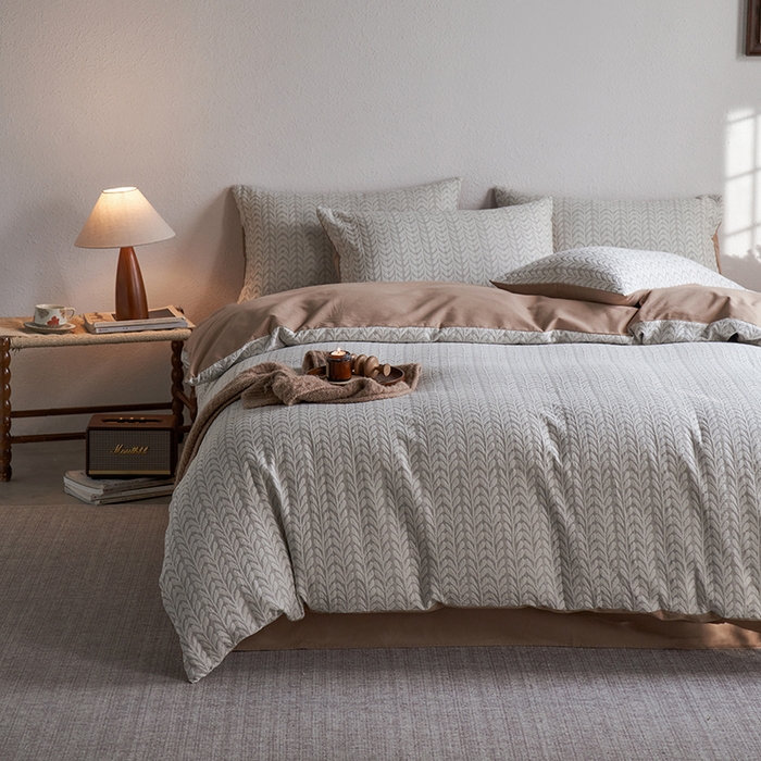 91家纺网 家纺一手货源 找家纺 千朵森 2025新款全棉纯棉色织提花磨毛四件套-秋思 秋思—织眠灰