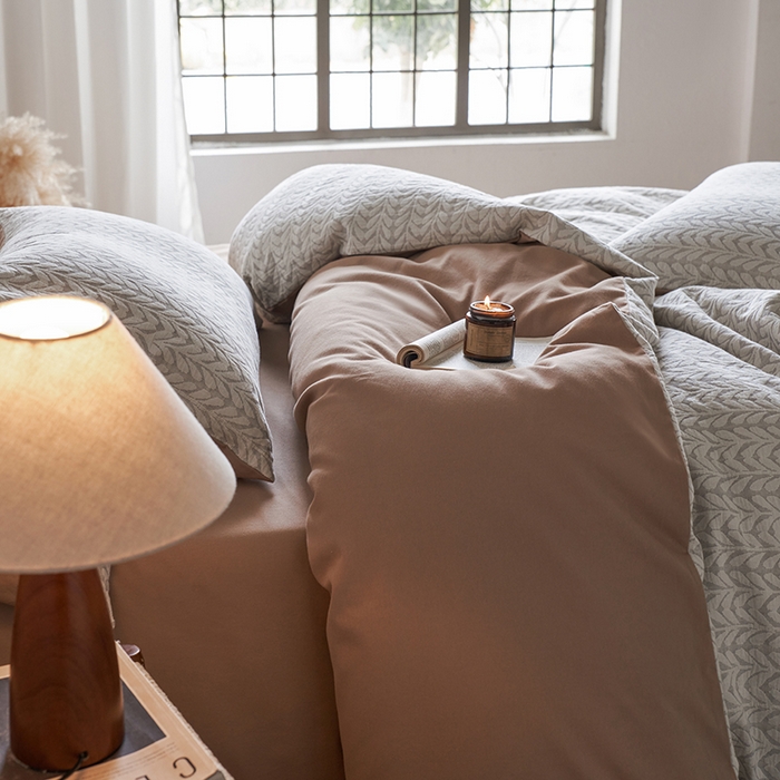 91家纺网 家纺一手货源 找家纺 千朵森 2025新款全棉纯棉色织提花磨毛四件套-秋思 秋思—织眠灰