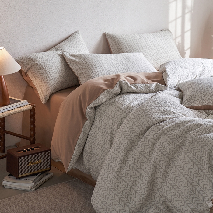 91家纺网 家纺一手货源 找家纺 千朵森 2025新款全棉纯棉色织提花磨毛四件套-秋思 秋思—织眠灰