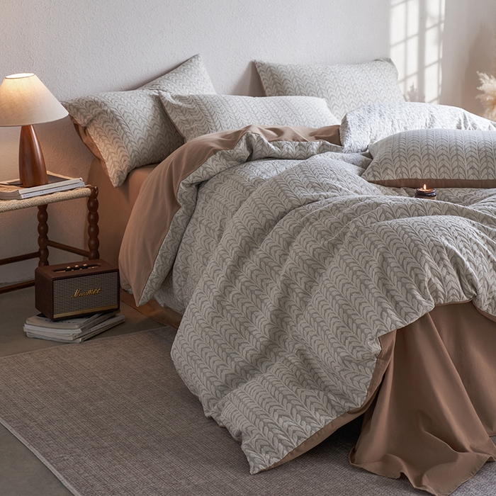 91家纺网 家纺一手货源 找家纺 千朵森 2025新款全棉纯棉色织提花磨毛四件套-秋思 秋思—织眠灰