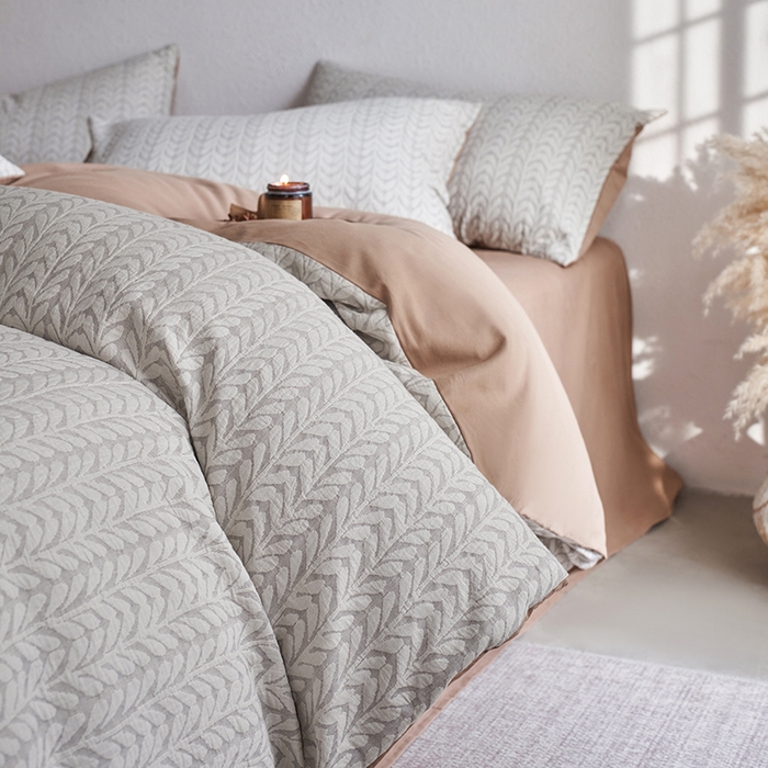 91家纺网 家纺一手货源 找家纺 千朵森 2025新款全棉纯棉色织提花磨毛四件套-秋思 秋思—织眠灰