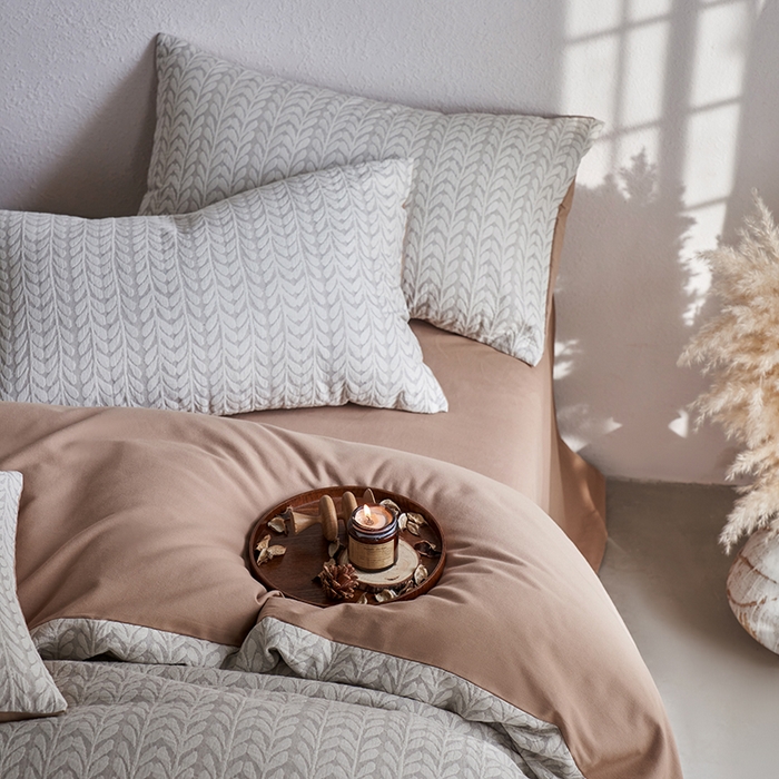 91家纺网 家纺一手货源 找家纺 千朵森 2025新款全棉纯棉色织提花磨毛四件套-秋思 秋思—织眠灰