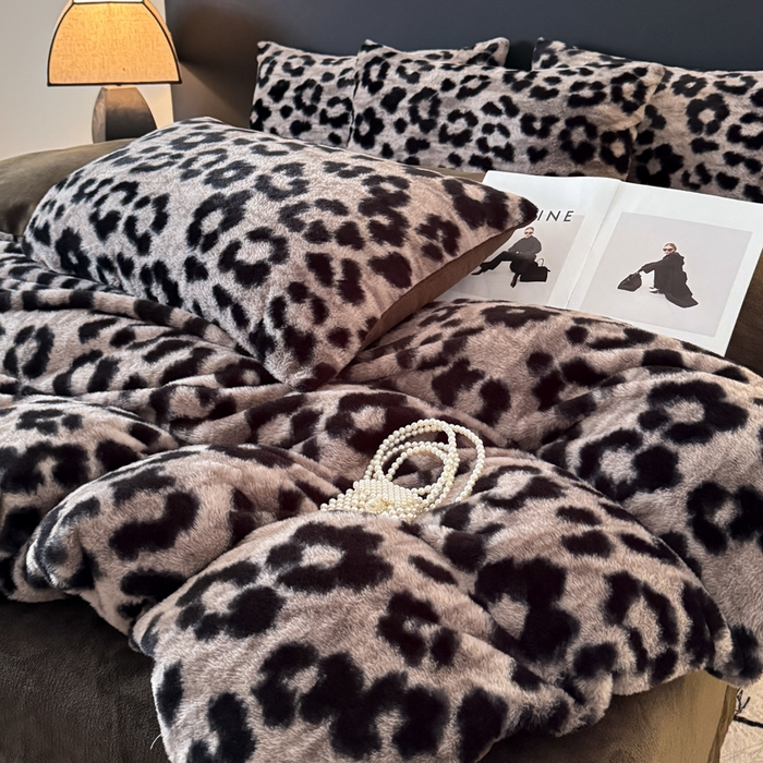 91家纺网 家纺一手货源 找家纺 赛丽雅 2025新款高克重兔毛绒兔兔绒牛奶绒四件套 豹纹-灰