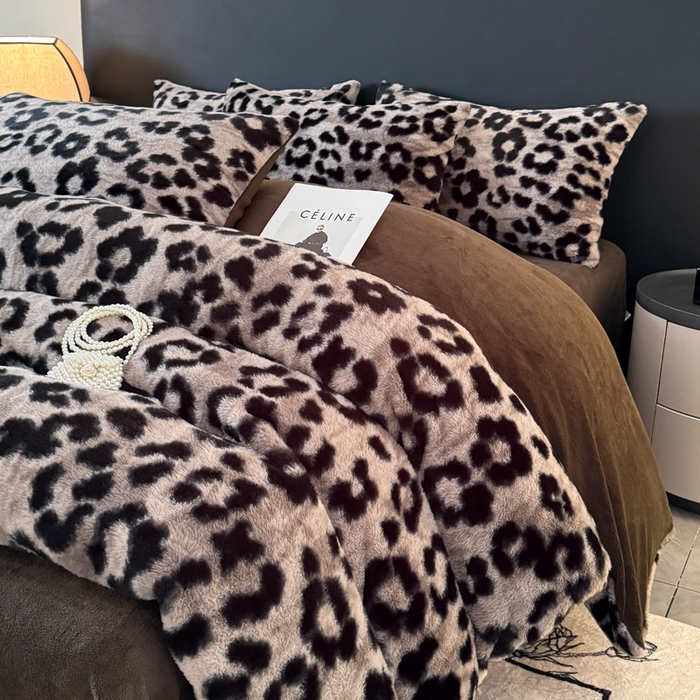 91家纺网 家纺一手货源 找家纺 赛丽雅 2025新款高克重兔毛绒兔兔绒牛奶绒四件套 豹纹-灰