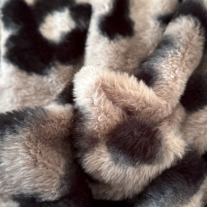 91家纺网 家纺一手货源 找家纺 赛丽雅 2025新款高克重兔毛绒兔兔绒牛奶绒四件套 豹纹-灰