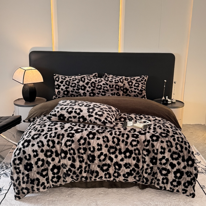 91家纺网 家纺一手货源 找家纺 赛丽雅 2025新款高克重兔毛绒兔兔绒牛奶绒四件套 豹纹-灰