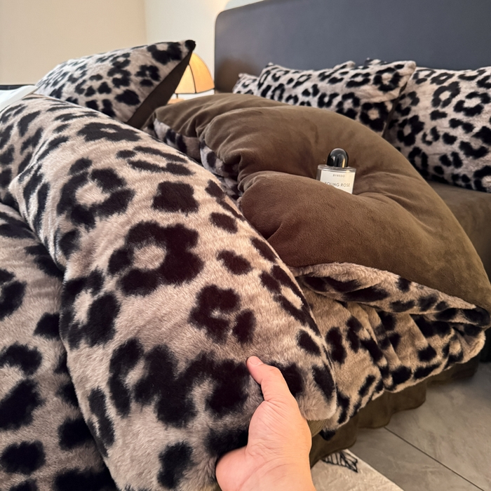 91家纺网 家纺一手货源 找家纺 赛丽雅 2025新款高克重兔毛绒兔兔绒牛奶绒四件套 豹纹-灰