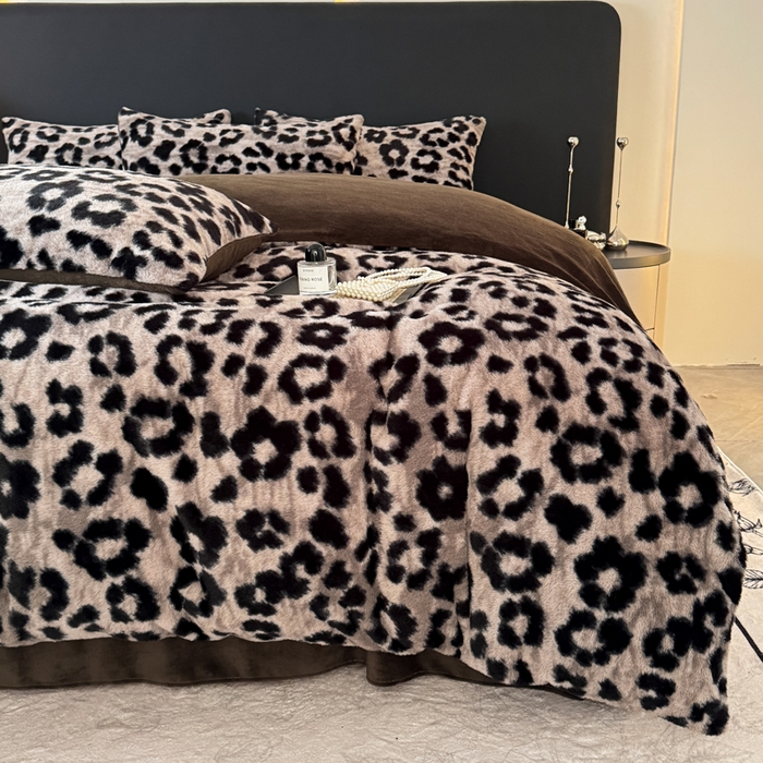 91家纺网 家纺一手货源 找家纺 赛丽雅 2025新款高克重兔毛绒兔兔绒牛奶绒四件套 豹纹-灰