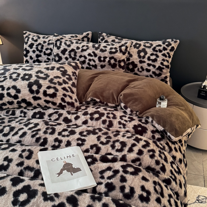 91家纺网 家纺一手货源 找家纺 赛丽雅 2025新款高克重兔毛绒兔兔绒牛奶绒四件套 豹纹-灰