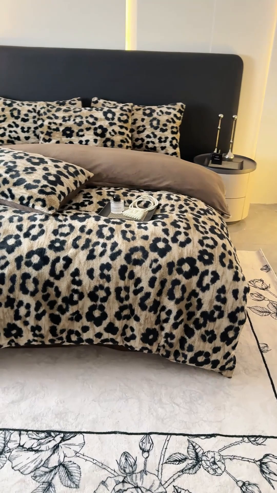 91家纺网 家纺一手货源 找家纺 赛丽雅 2025新款高克重兔毛绒兔兔绒牛奶绒四件套 豹纹-灰