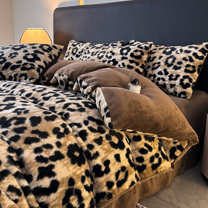 91家纺网 家纺一手货源 找家纺 赛丽雅 2025新款高克重兔毛绒兔兔绒牛奶绒四件套 豹纹-咖