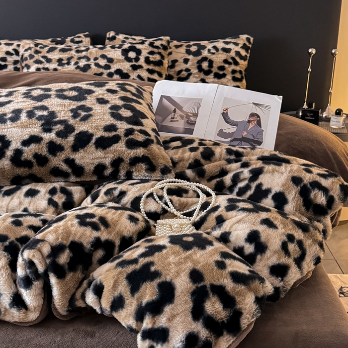 91家纺网 家纺一手货源 找家纺 赛丽雅 2025新款高克重兔毛绒兔兔绒牛奶绒四件套 豹纹-咖