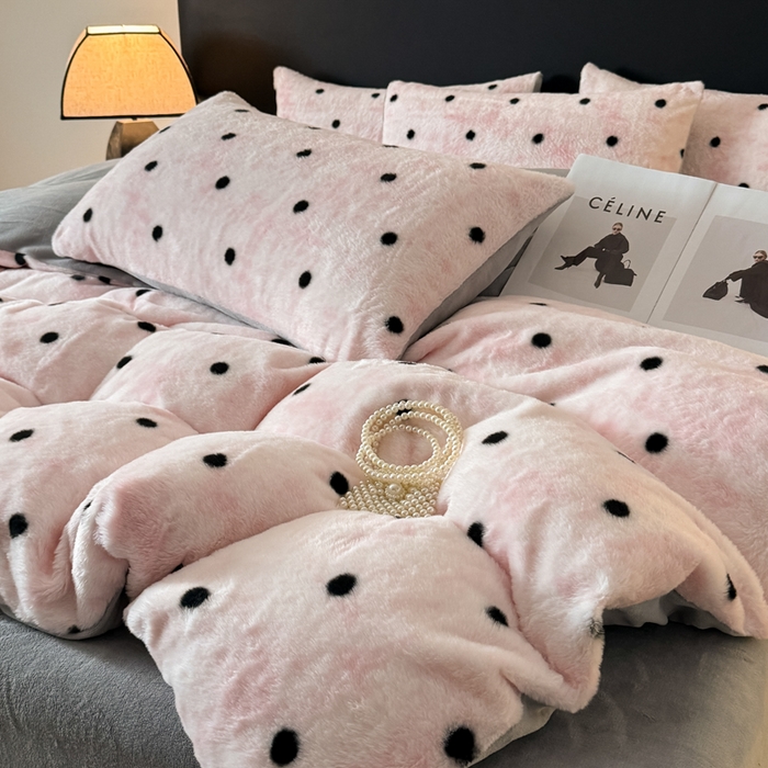 91家纺网 家纺一手货源 找家纺 赛丽雅 2025新款高克重兔毛绒兔兔绒牛奶绒四件套 点点-粉