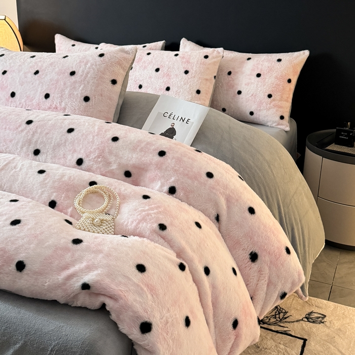 91家纺网 家纺一手货源 找家纺 赛丽雅 2025新款高克重兔毛绒兔兔绒牛奶绒四件套 点点-粉
