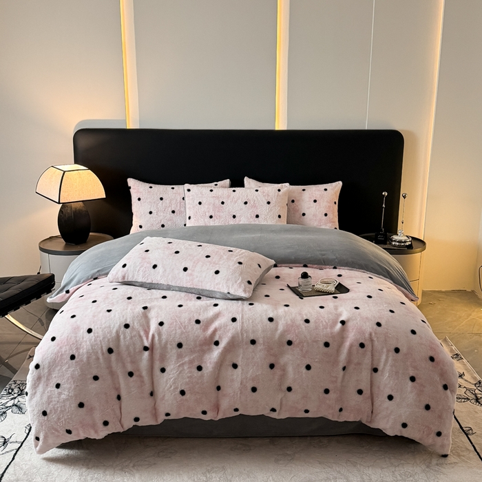 91家纺网 家纺一手货源 找家纺 赛丽雅 2025新款高克重兔毛绒兔兔绒牛奶绒四件套 点点-粉