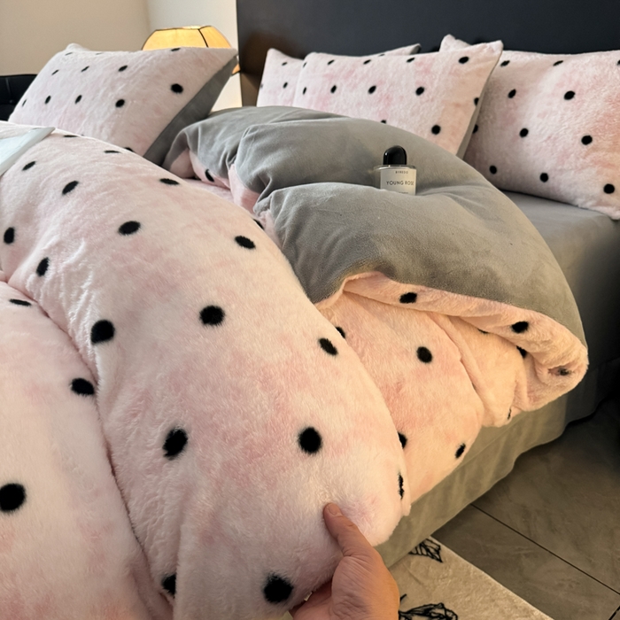 91家纺网 家纺一手货源 找家纺 赛丽雅 2025新款高克重兔毛绒兔兔绒牛奶绒四件套 点点-粉