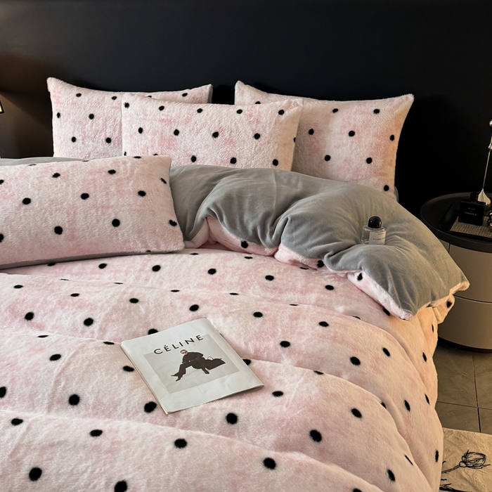 91家纺网 家纺一手货源 找家纺 赛丽雅 2025新款高克重兔毛绒兔兔绒牛奶绒四件套 点点-粉