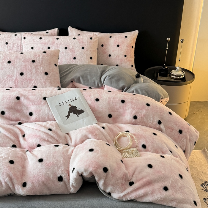 91家纺网 家纺一手货源 找家纺 赛丽雅 2025新款高克重兔毛绒兔兔绒牛奶绒四件套 点点-粉