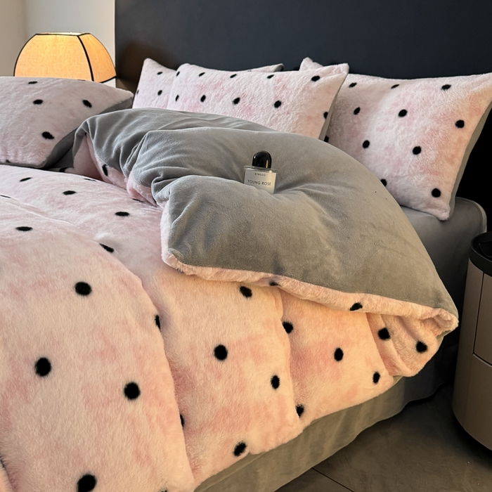 91家纺网 家纺一手货源 找家纺 赛丽雅 2025新款高克重兔毛绒兔兔绒牛奶绒四件套 点点-粉