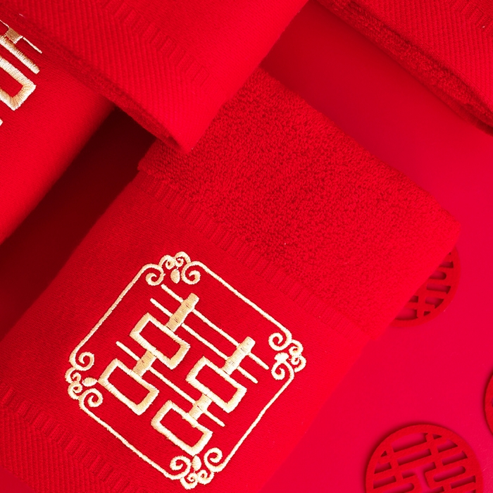 91家纺网 家纺一手货源 找家纺 （总）朴尔家纺-毛巾被 2025新款全棉纯棉红色系喜庆婚庆伴手礼新婚回礼绣花毛巾-场景二