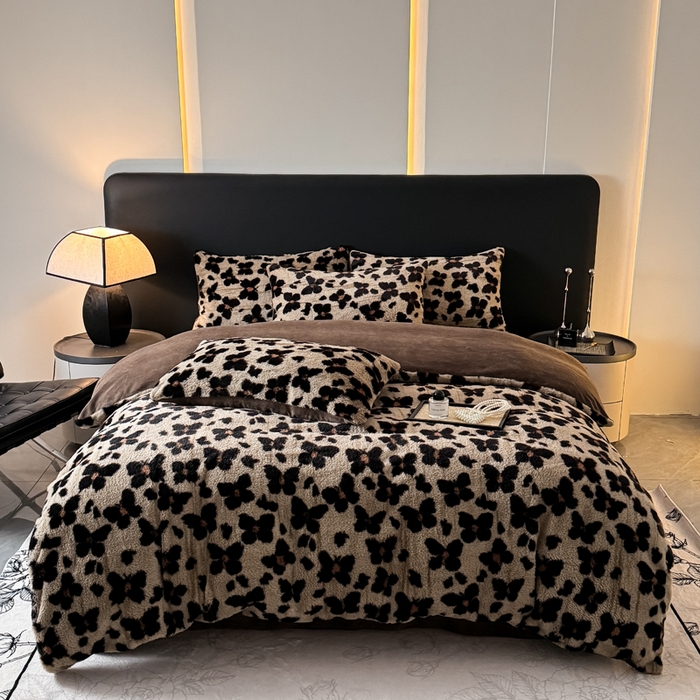 91家纺网 家纺一手货源 找家纺 赛丽雅 2025新款高克重兔毛绒兔兔绒牛奶绒四件套 蝶豹