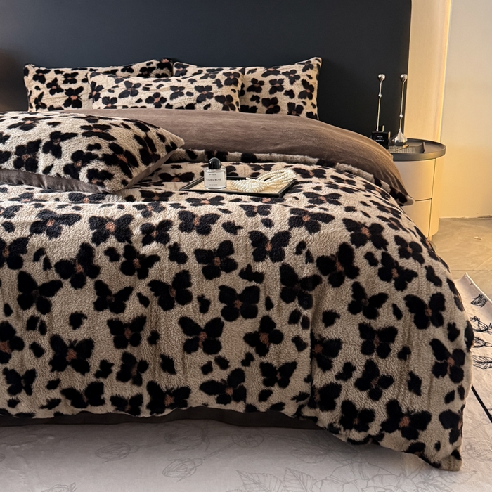 91家纺网 家纺一手货源 找家纺 赛丽雅 2025新款高克重兔毛绒兔兔绒牛奶绒四件套 蝶豹