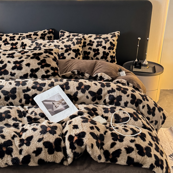 91家纺网 家纺一手货源 找家纺 赛丽雅 2025新款高克重兔毛绒兔兔绒牛奶绒四件套 蝶豹