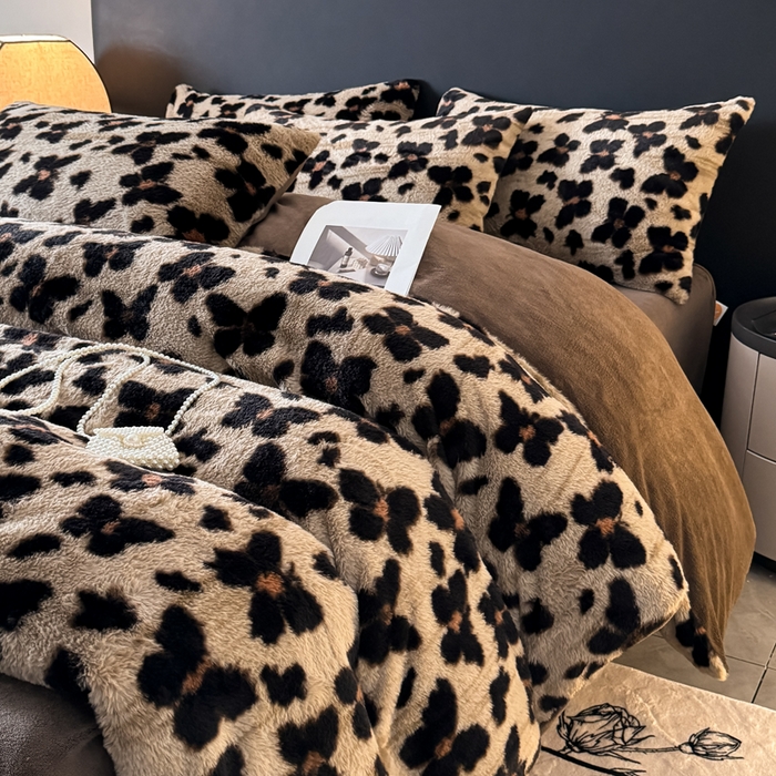 91家纺网 家纺一手货源 找家纺 赛丽雅 2025新款高克重兔毛绒兔兔绒牛奶绒四件套 蝶豹