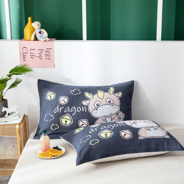 91家纺网 家纺一手货源 找家纺 朴尔家纺-毛巾被 2025新款儿童定位卡通大版花全棉纯棉四层纱布枕巾 犄角龙 40x60cm儿童枕巾/对