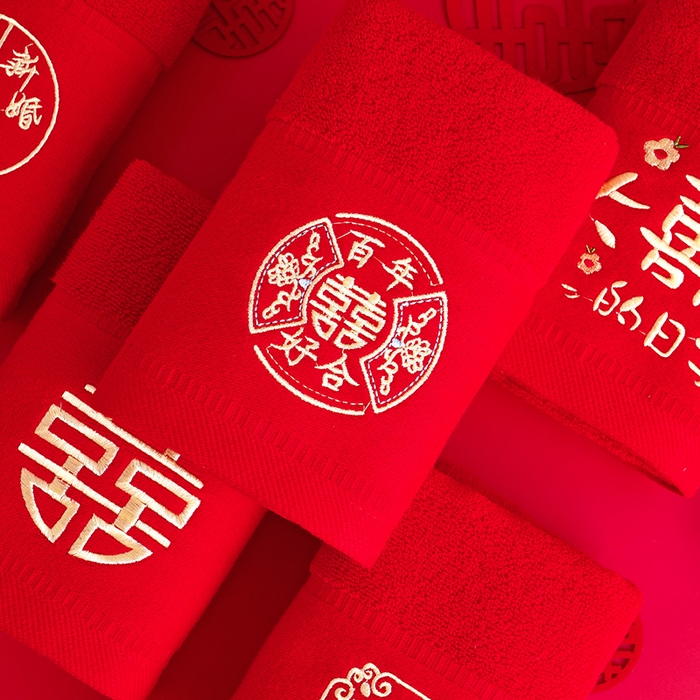 91家纺网 家纺一手货源 找家纺 朴尔家纺-毛巾被 2025新款全棉纯棉红色系喜庆婚庆伴手礼新婚回礼绣花毛巾-场景二 组合图仅供展示不可下单 