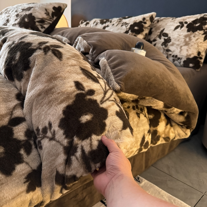 91家纺网 家纺一手货源 找家纺 赛丽雅 2025新款高克重兔毛绒兔兔绒牛奶绒四件套 简爱