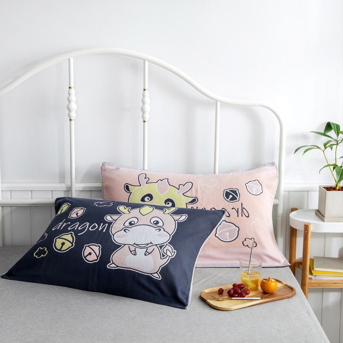 91家纺网 家纺一手货源 找家纺 朴尔家纺-毛巾被 2025新款儿童定位卡通大版花全棉纯棉四层纱布枕巾 犄角龙 53x78cm成人枕巾/对