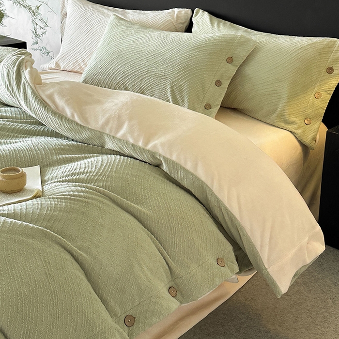 91家纺网 家纺一手货源 找家纺 （总）十方家居 2025年新款9斤加厚雕花绒牛奶绒剪花纽扣款工艺牛奶绒四件套（全网控价标准不低于168）