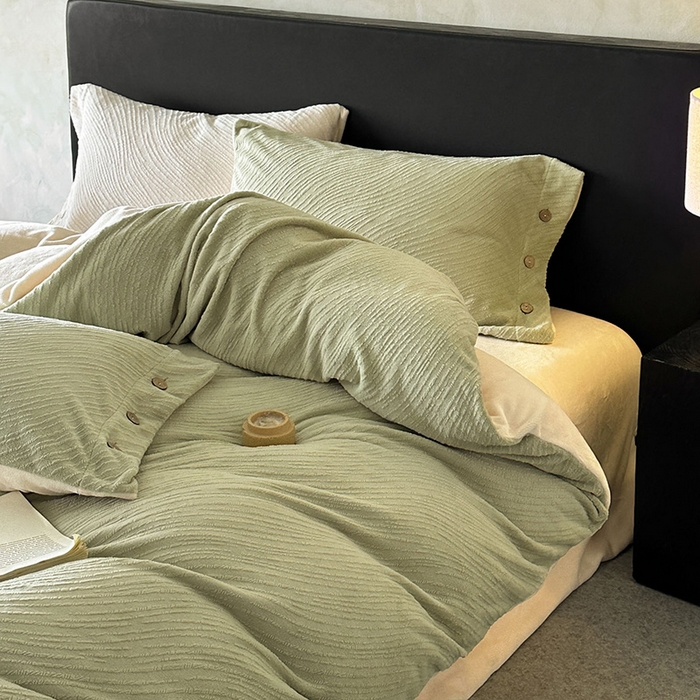 91家纺网 家纺一手货源 找家纺 （总）十方家居 2025年新款9斤加厚雕花绒牛奶绒剪花纽扣款工艺牛奶绒四件套（全网控价标准不低于168）