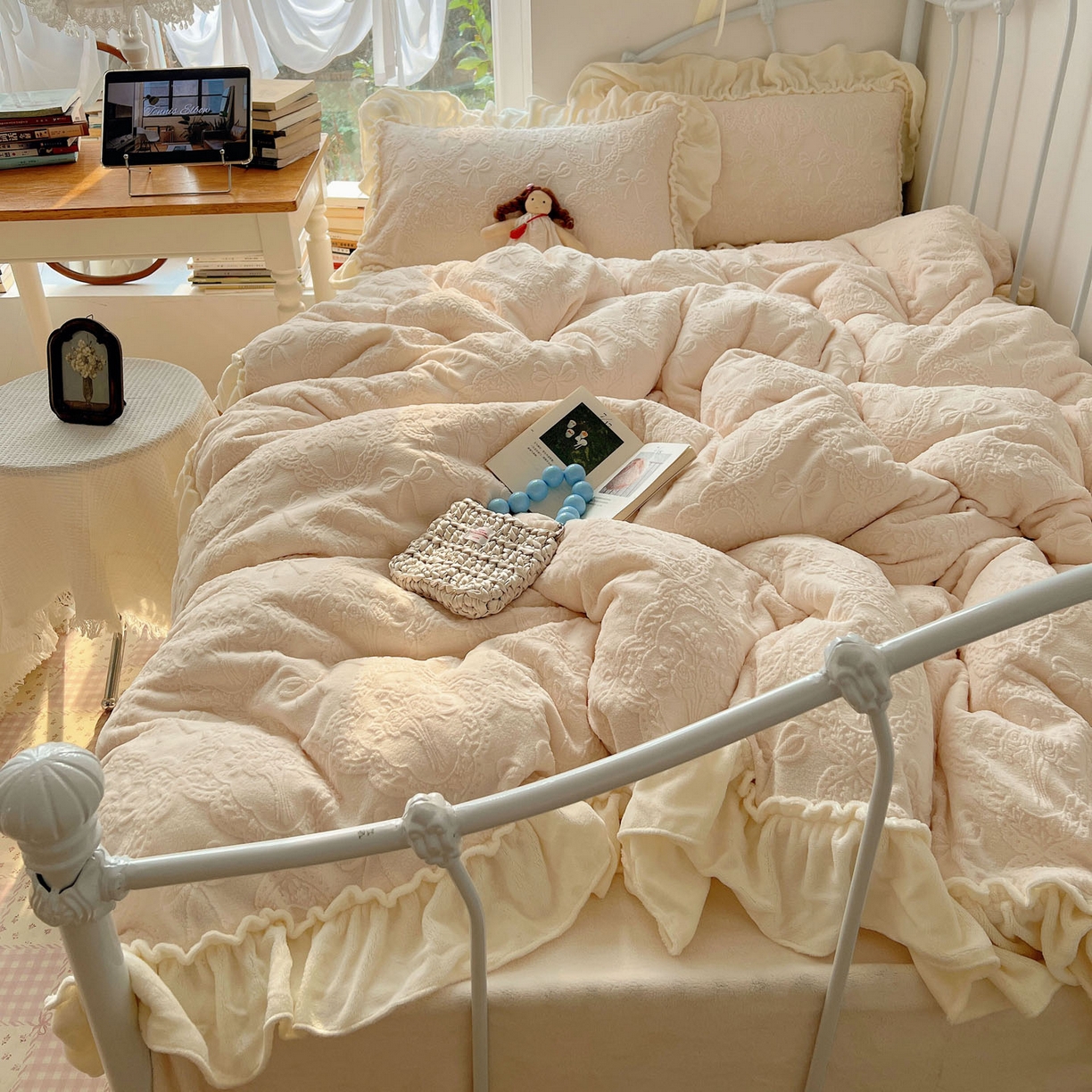 91家纺网 家纺一手货源 找家纺 六巷胡同 2025新款韩系博主风少女心蝴蝶结捧花A类牛奶绒四件套 蝴蝶结捧花-白