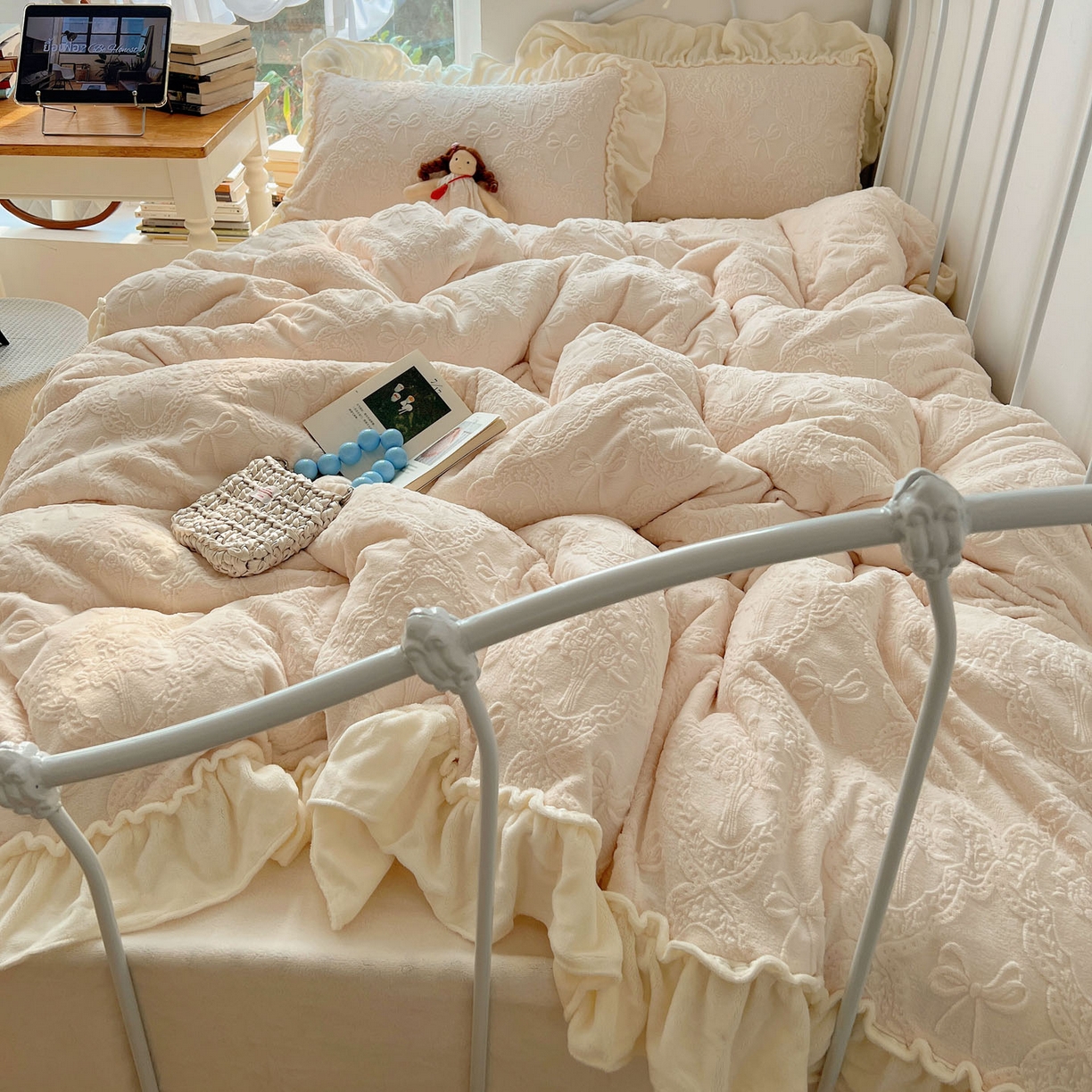 91家纺网 家纺一手货源 找家纺 六巷胡同 2025新款韩系博主风少女心蝴蝶结捧花A类牛奶绒四件套 蝴蝶结捧花-白